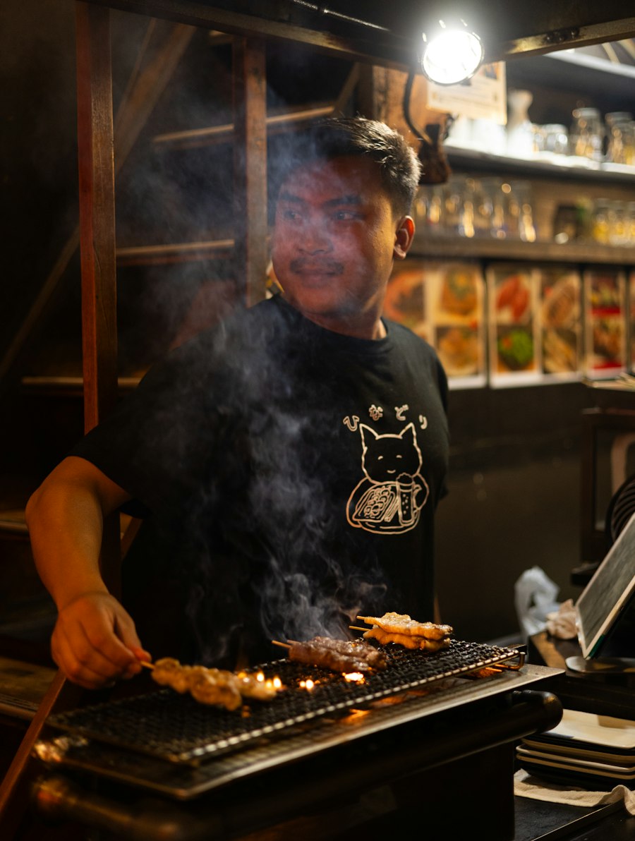 夜：焼き鳥を焼く料理人
