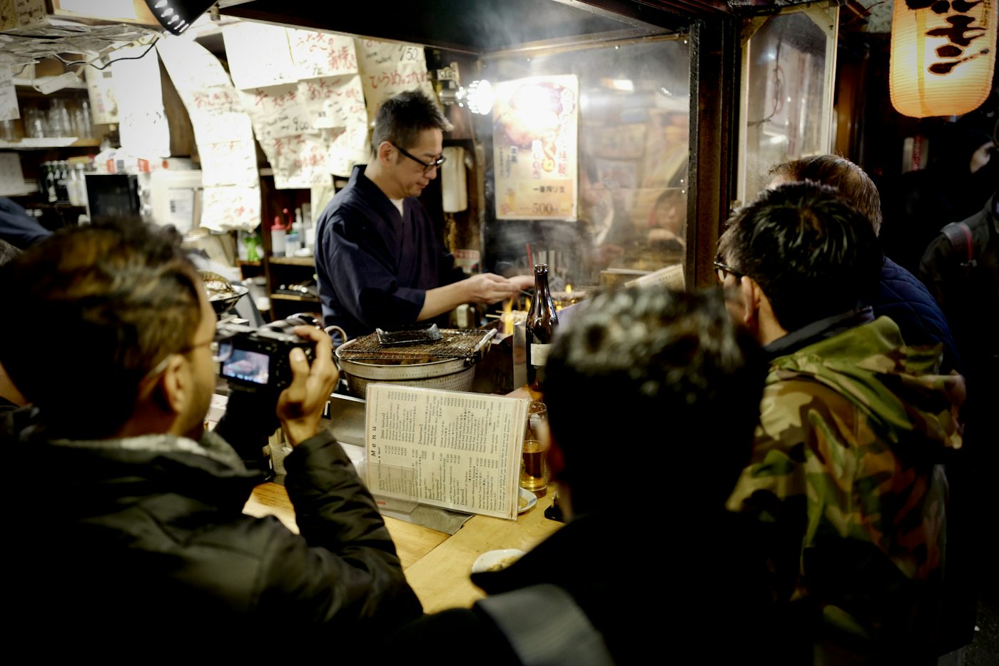 カウンター越しに話す店主とお客様